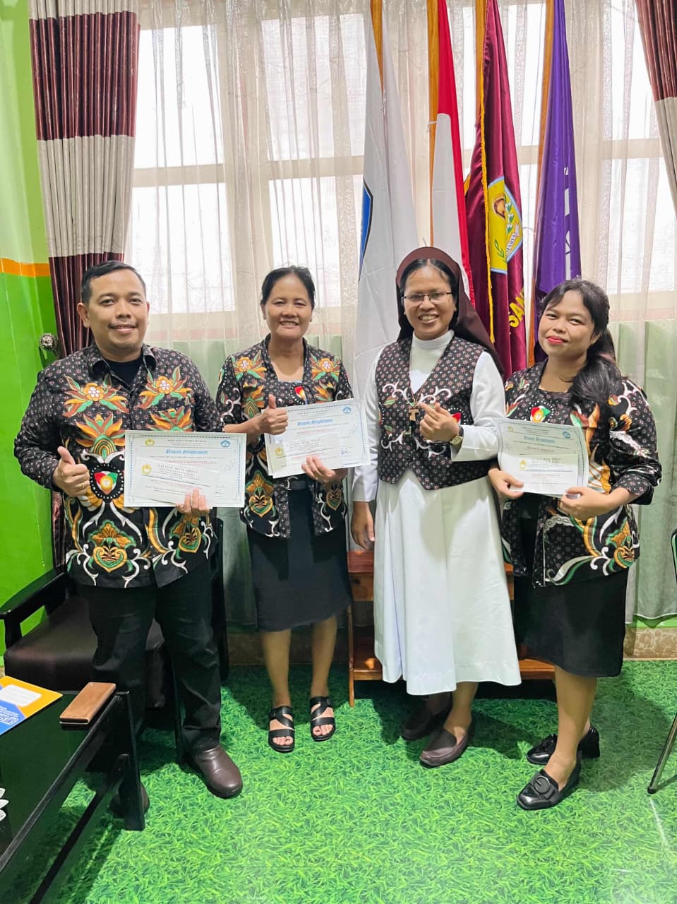 Guru dan Pegawai Berprestasi Tahun 2025 Terima Penghargaan dari Kepala Sekolah