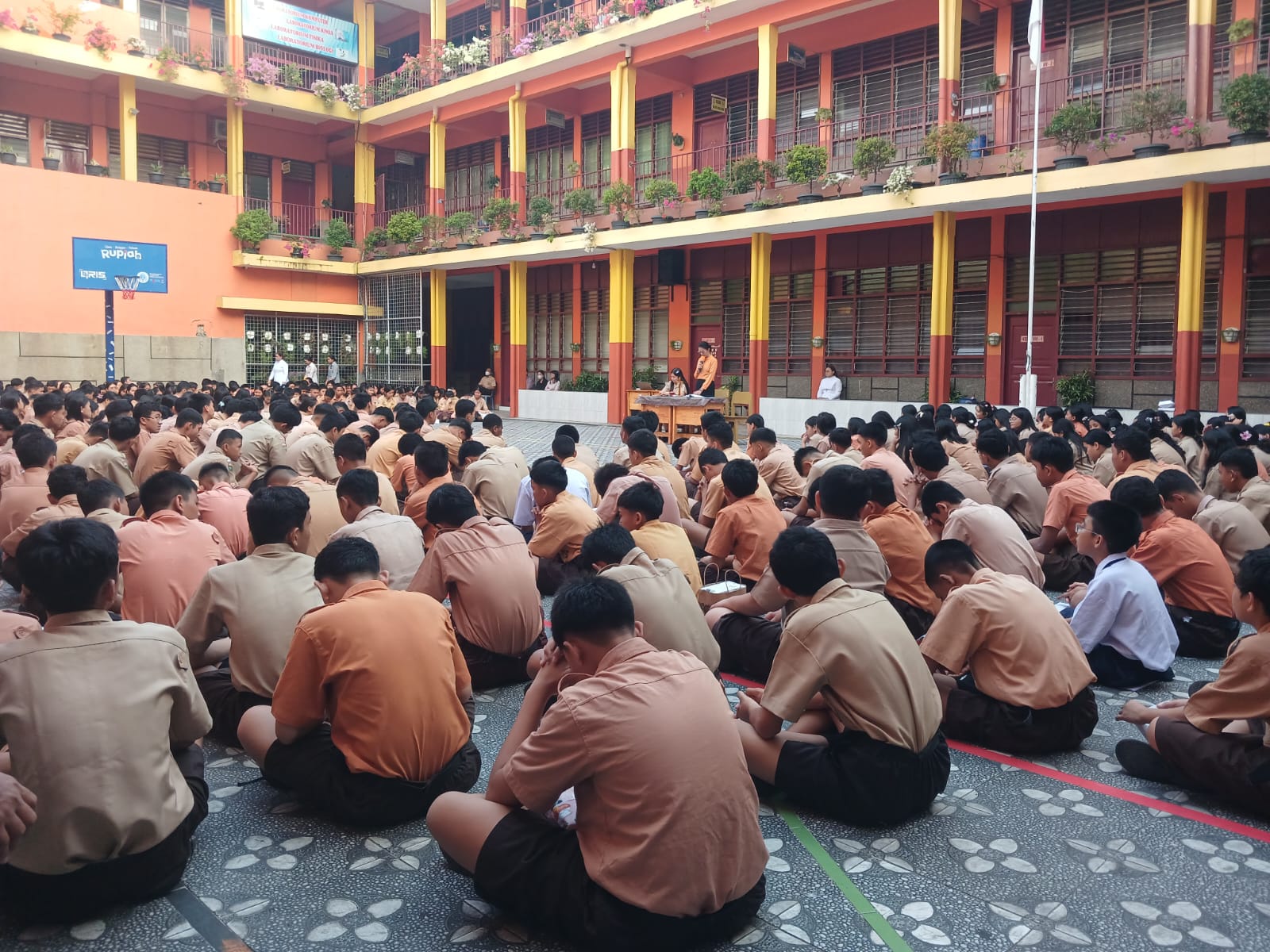 Ibadah Pagi Peringatan Valentine di SMP Swasta Santa Maria Medan